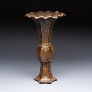 A Chinese gold-splashed bronze 'Gu' vase, Xuande mark, 17/18th C. — photo 3