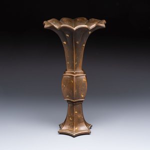 A Chinese gold-splashed bronze 'Gu' vase, Xuande mark, 17/18th C. — photo 4