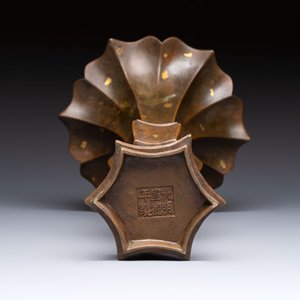 A Chinese gold-splashed bronze 'Gu' vase, Xuande mark, 17/18th C. — photo 6