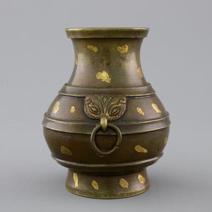 A Chinese gold-splashed bronze hu-shaped vase, 18/19th C. — photo 1