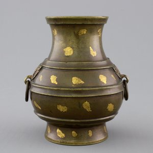 A Chinese gold-splashed bronze hu-shaped vase, 18/19th C. — photo 2