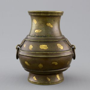 A Chinese gold-splashed bronze hu-shaped vase, 18/19th C. — photo 3