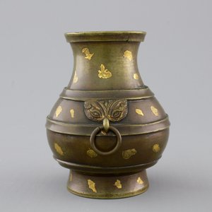 A Chinese gold-splashed bronze hu-shaped vase, 18/19th C. — photo 4