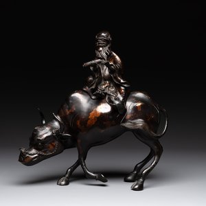A Chinese gold-splashed bronze incense burner in the shape of an immortal riding a buffalo, 19th C. — photo 1