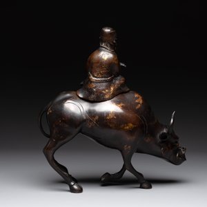 A Chinese gold-splashed bronze incense burner in the shape of an immortal riding a buffalo, 19th C. — photo 3