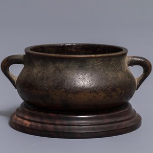A Chinese gold-splashed bronze incense burner, Xuande mark, 18th C. — 照片 1