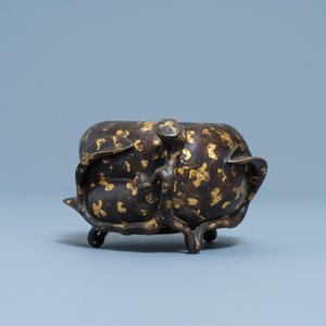 A Chinese gold-splashed bronze peach-form censer, Xuande mark, 18th C. — 照片 3