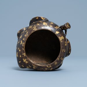 A Chinese gold-splashed bronze peach-form censer, Xuande mark, 18th C. — 照片 6