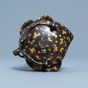 A Chinese gold-splashed bronze peach-form censer, Xuande mark, 18th C. — 照片 7