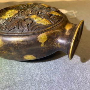 A Chinese gold-splashed bronze 'phoenix' vase, Qianlong mark, 18/19th C. — photo 19