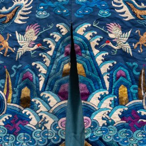 A Chinese gold thread embroidered blue-ground silk 'dragon' robe, 19th C. — photo 9
