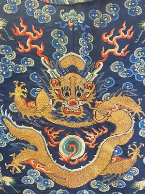 A Chinese gold thread embroidered blue-ground silk 'dragon' robe, 19th C. — photo 5