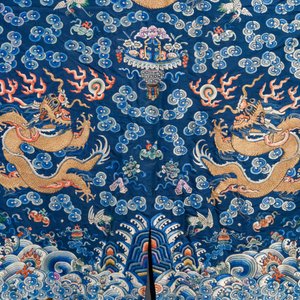 A Chinese gold thread embroidered blue-ground silk 'dragon' robe, 19th C. — photo 5