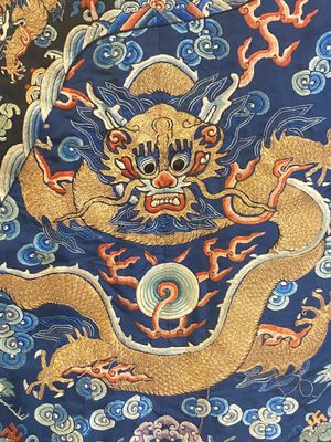 A Chinese gold thread embroidered blue-ground silk 'dragon' robe, 19th C. — 照片 11