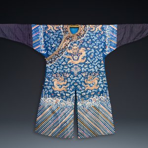A Chinese gold thread embroidered blue-ground silk 'dragon' robe, 19th C. — 照片 1