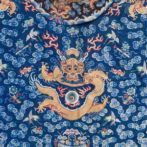 A Chinese gold thread embroidered blue-ground silk 'dragon' robe, 19th C. — 照片 4