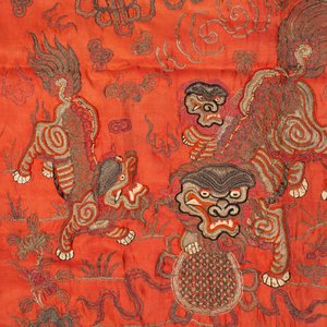 A Chinese gold thread-embroidered silk 'Buddhist lions' panel, 19th C. — photo 3