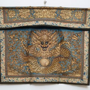 A Chinese gold-thread embroidered silk dragon wall tapestry, 19th C. — photo 1