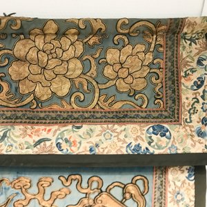 A Chinese gold-thread embroidered silk dragon wall tapestry, 19th C. — photo 12