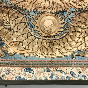 A Chinese gold-thread embroidered silk dragon wall tapestry, 19th C. — photo 17