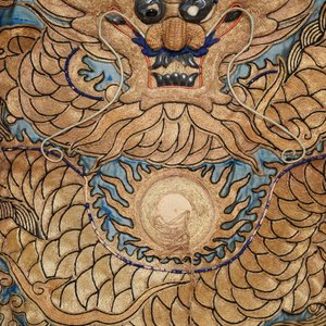 A Chinese gold-thread embroidered silk dragon wall tapestry, 19th C. — photo 3