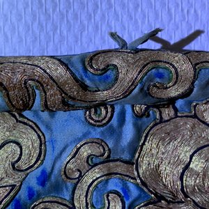 A Chinese gold-thread embroidered silk dragon wall tapestry, 19th C. — photo 34