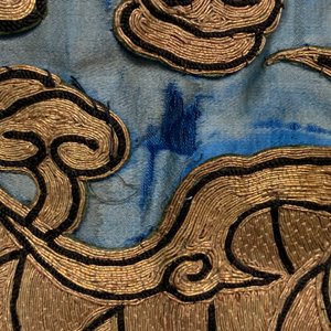 A Chinese gold-thread embroidered silk dragon wall tapestry, 19th C. — photo 38
