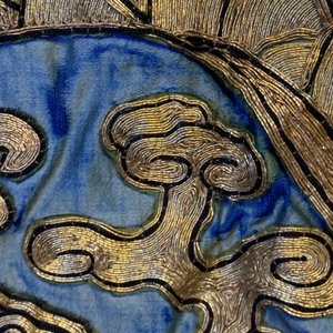 A Chinese gold-thread embroidered silk dragon wall tapestry, 19th C. — photo 40
