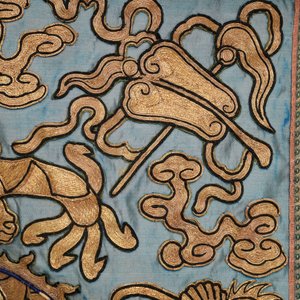 A Chinese gold-thread embroidered silk dragon wall tapestry, 19th C. — photo 4