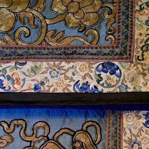 A Chinese gold-thread embroidered silk dragon wall tapestry, 19th C. — photo 43