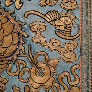 A Chinese gold-thread embroidered silk dragon wall tapestry, 19th C. — photo 5