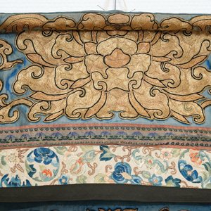 A Chinese gold-thread embroidered silk dragon wall tapestry, 19th C. — photo 6
