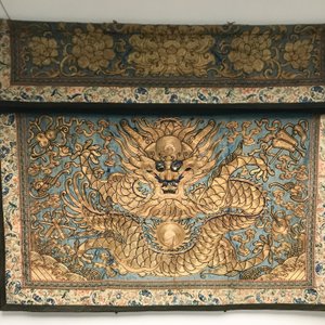 A Chinese gold-thread embroidered silk dragon wall tapestry, 19th C. — photo 8