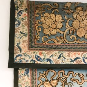 A Chinese gold-thread embroidered silk dragon wall tapestry, 19th C. — photo 9