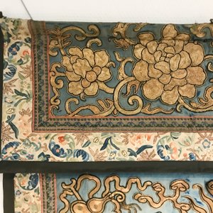 A Chinese gold-thread embroidered silk dragon wall tapestry, 19th C. — photo 10