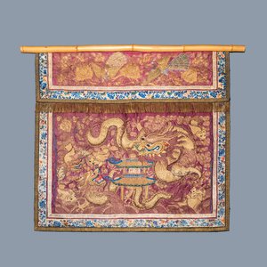 A Chinese gold thread-embroidered silk 'dragons and phoenixes' panel, 19th C. — photo 1