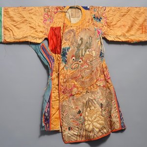 A Chinese gold-thread embroidered silk opera costume with dragon design, 19/20th C. — photo 1