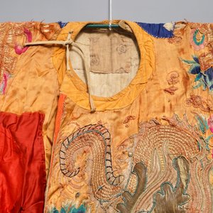 A Chinese gold-thread embroidered silk opera costume with dragon design, 19/20th C. — photo 2