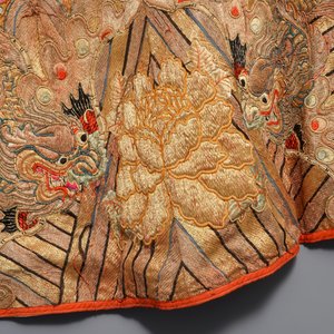 A Chinese gold-thread embroidered silk opera costume with dragon design, 19/20th C. — photo 4