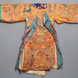 A Chinese gold-thread embroidered silk opera costume with dragon design, 19/20th C. — photo 5