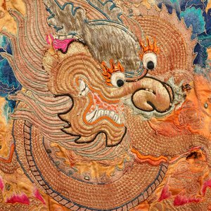 A Chinese gold-thread embroidered silk opera costume with dragon design, 19/20th C. — photo 7