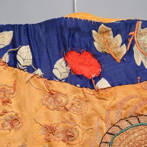 A Chinese gold-thread embroidered silk opera costume with dragon design, 19/20th C. — photo 9