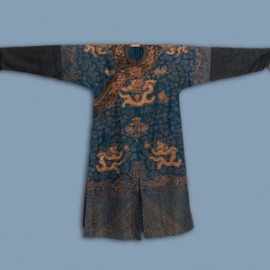 A Chinese gold-thread embroidered summer robe, 19th C. — 照片 1