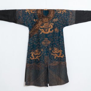 A Chinese gold-thread embroidered summer robe, 19th C. — 照片 2
