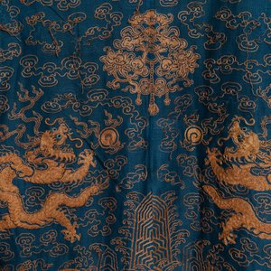 A Chinese gold-thread embroidered summer robe, 19th C. — 照片 10