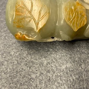 A Chinese gourd-shaped celadon and russet jade snuff bottle, Qing — 照片 14
