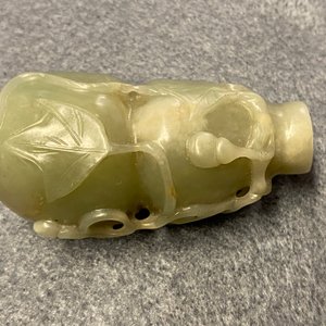 A Chinese gourd-shaped celadon and russet jade snuff bottle, Qing — 照片 16