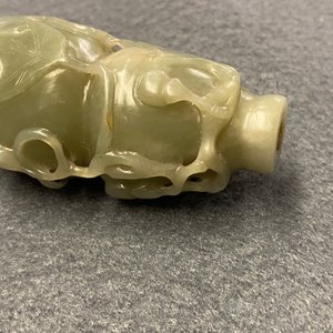 A Chinese gourd-shaped celadon and russet jade snuff bottle, Qing — 照片 18
