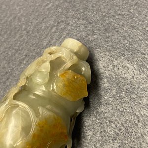 A Chinese gourd-shaped celadon and russet jade snuff bottle, Qing — 照片 19