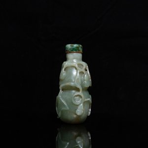 A Chinese gourd-shaped celadon and russet jade snuff bottle, Qing — 照片 4
